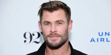 Chris Hemsworth, sin camiseta y con los pies en la nieve: un vistazo a sus vacaciones familiares en Japón