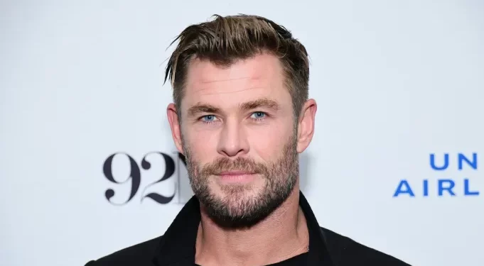 Chris Hemsworth, sin camiseta y con los pies en la nieve: un vistazo a sus vacaciones familiares en Japón