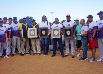 International Sport Fundación & Lessport Academy entregan útiles deportivos a 500 Niños. Anuncian clínica de béisbol Logrando Sueños en PP
