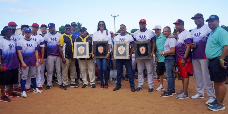 International Sport Fundación & Lessport Academy entregan útiles deportivos a 500 Niños. Anuncian clínica de béisbol Logrando Sueños en PP