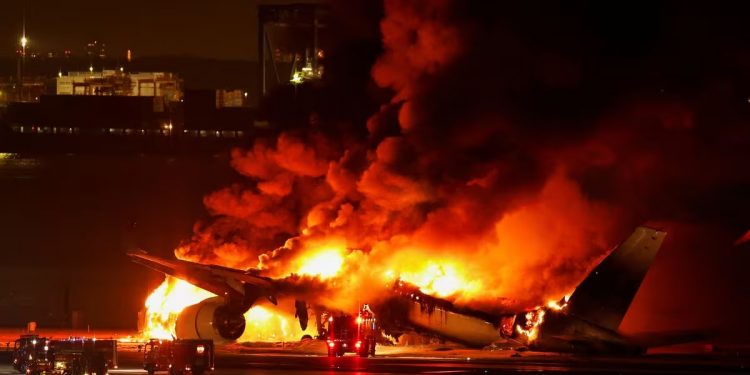 Japón: Cinco muertos y cientos de evacuados tras colisión de dos aviones en Tokio