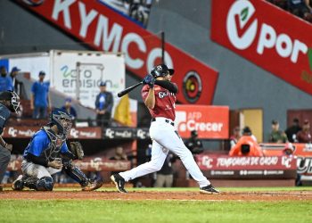 Jeimer Candelario remolca tres y los Gigantes de mantienen con vida en el Round Robin