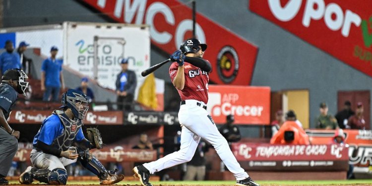 Jeimer Candelario remolca tres y los Gigantes de mantienen con vida en el Round Robin