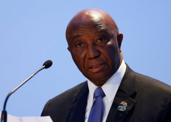 VIDEO: El nuevo presidente de Liberia se desmaya durante la toma de posesión