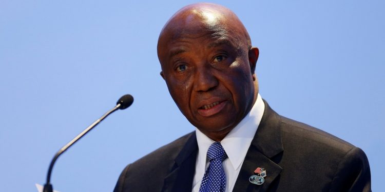 VIDEO: El nuevo presidente de Liberia se desmaya durante la toma de posesión