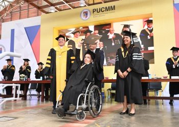 Joven con parálisis cerebral se gradúa con honores en la PUCMM