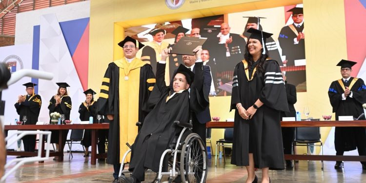 Joven con parálisis cerebral se gradúa con honores en la PUCMM