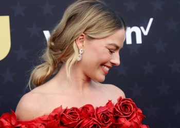 Margot Robbie rindió un nuevo homenaje con su vestido en los Critics Choice Awards