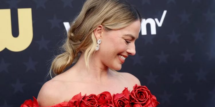 Margot Robbie rindió un nuevo homenaje con su vestido en los Critics Choice Awards