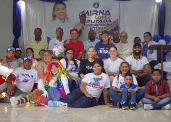Candidata a diputada del PRM Mirna López entrega juguetes a niños en el día de Reyes