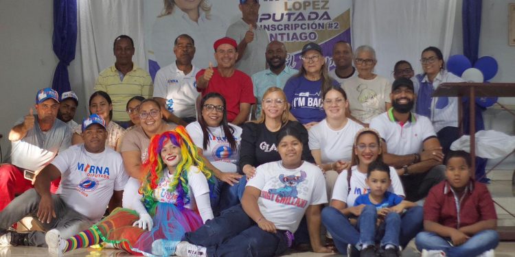 Candidata a diputada del PRM Mirna López entrega juguetes a niños en el día de Reyes