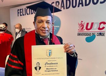 Óscar Polanco recibe en ciudad de México título que lo acredita como «Maestro en Cirugía Estética»