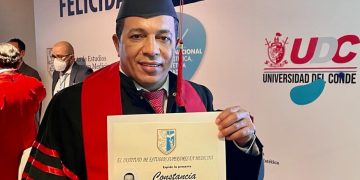 Óscar Polanco recibe en ciudad de México título que lo acredita como «Maestro en Cirugía Estética»