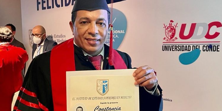 Óscar Polanco recibe en ciudad de México título que lo acredita como «Maestro en Cirugía Estética»