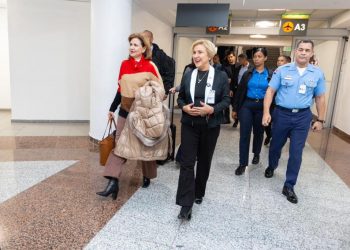 Vicepresidenta regresa al país luego de concluir agenda en Davos, Suiza
