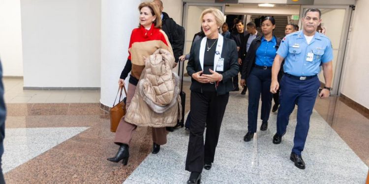 Vicepresidenta regresa al país luego de concluir agenda en Davos, Suiza