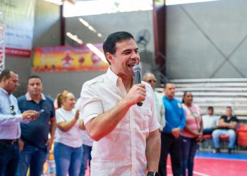 Roberto Ángel encabeza entrega de juguetes en Santiago