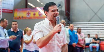 Roberto Ángel encabeza entrega de juguetes en Santiago