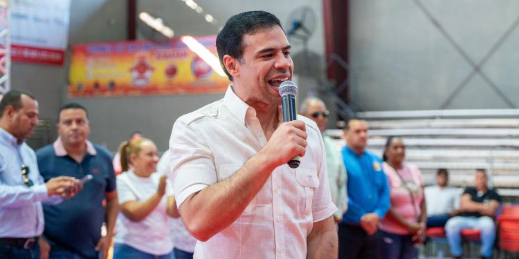 Roberto Ángel encabeza entrega de juguetes en Santiago