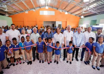 Vicepresidenta inauguró escuela, muelle y campo deportivo en San Cristóbal