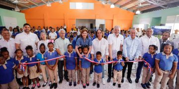 Vicepresidenta inauguró escuela, muelle y campo deportivo en San Cristóbal