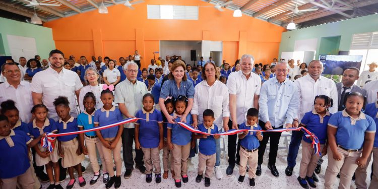Vicepresidenta inauguró escuela, muelle y campo deportivo en San Cristóbal