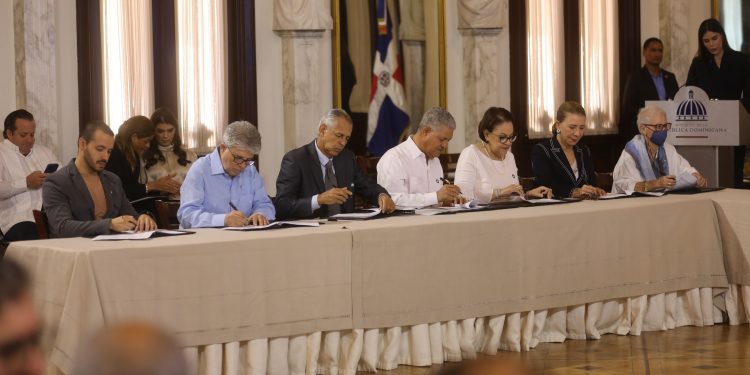 Presidente valora firma del convenio, resalta empoderamiento ciudadano y aportes al país de los ambientalistas