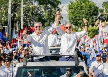 Multitud demanda en Santiago 4 años más para Abinader y cambio en la alcaldía