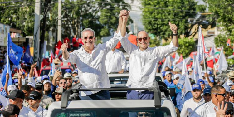 Multitud demanda en Santiago 4 años más para Abinader y cambio en la alcaldía