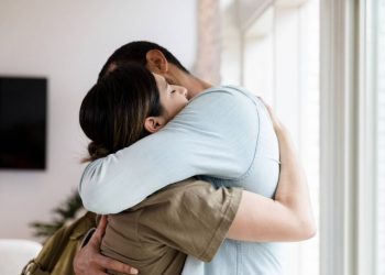 Abrazos benefician sistema inmunitario y mejoran la salud física y mental de las personas 