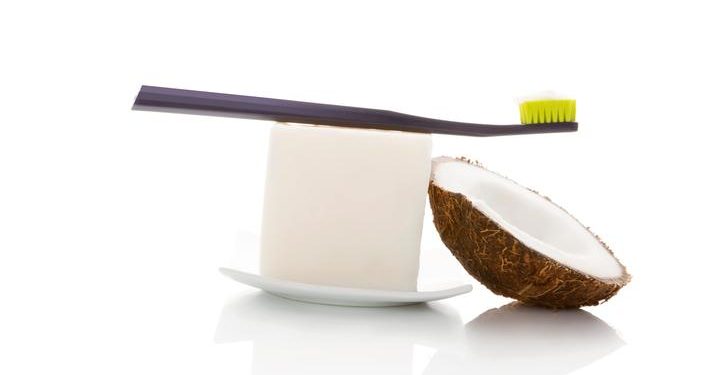 Aceite de coco para blanqueamiento dental: ¿es eficaz? 