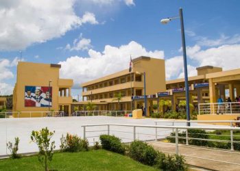 Más de 40 estudiantes se intoxicaron por consumo de leche en escuela de Monte Plata