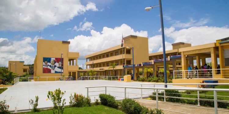 Más de 40 estudiantes se intoxicaron por consumo de leche en escuela de Monte Plata