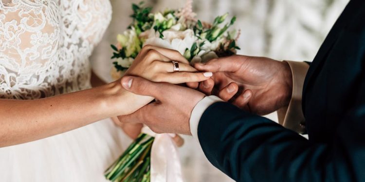 Los matrimonios falsos: un negocio lucrativo para obtener residencia en EE.UU.