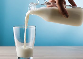 Sí, tomar un vaso de leche ayuda a dormir y esta es la razón