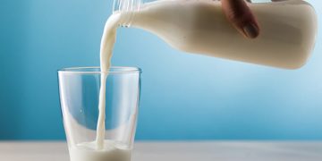 Sí, tomar un vaso de leche ayuda a dormir y esta es la razón