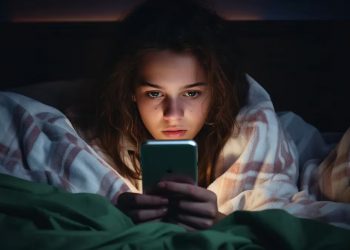 Los niños gastan hasta cuatro horas en el celular en su tiempo libre: WhatsApp y Netflix, sus preferidos
