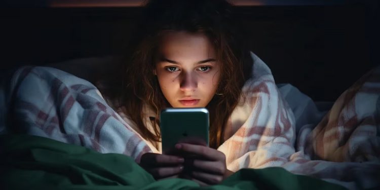 Los niños gastan hasta cuatro horas en el celular en su tiempo libre: WhatsApp y Netflix, sus preferidos