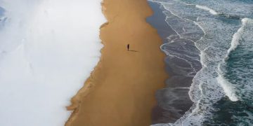 La impresionante playa donde se junta la nieve, la arena y el mar