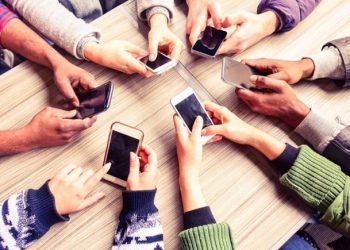 En NY declaran redes sociales «amenazas para la salud mental»; miles jóvenes dominicanos las usan