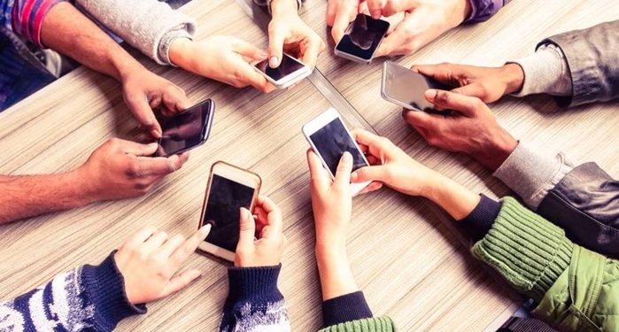 En NY declaran redes sociales «amenazas para la salud mental»; miles jóvenes dominicanos las usan