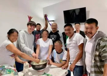 ¡Filtran alarmante foto! Internan a Peso Pluma en clínica de rehabilitación