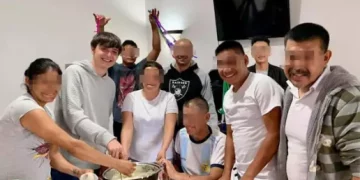 ¡Filtran alarmante foto! Internan a Peso Pluma en clínica de rehabilitación