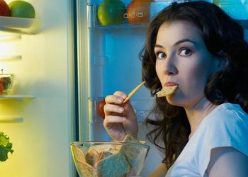 ¿Picoteas por la noche? Si no puedes evitarlo, elige estos alimentos