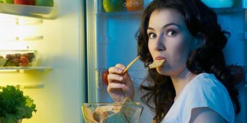 ¿Picoteas por la noche? Si no puedes evitarlo, elige estos alimentos