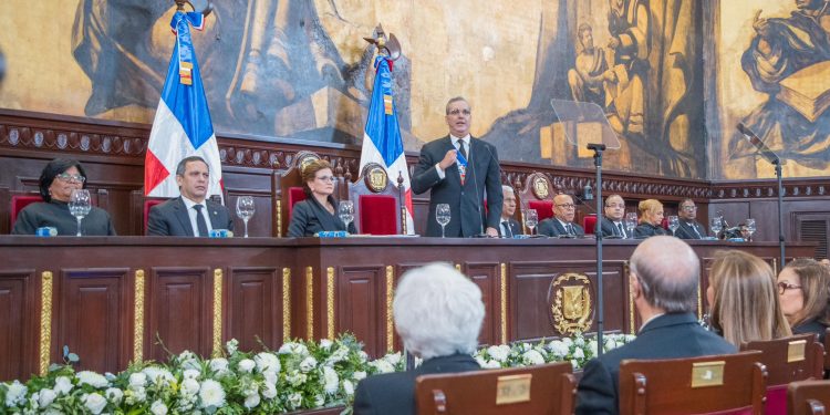 Abinader registra récord de 4.9 millones de personas empleadas y dos aumentos salariales