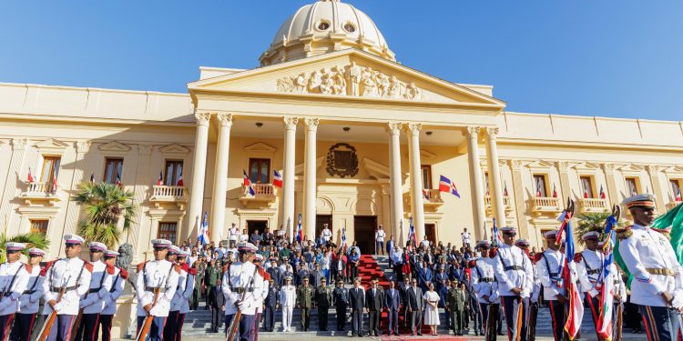 Presidente Abinader encabeza acto de homenaje a la Bandera Nacional
