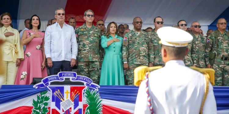 Presidente Abinader encabeza desfile militar por el 180 aniversario de la Independencia Nacional
