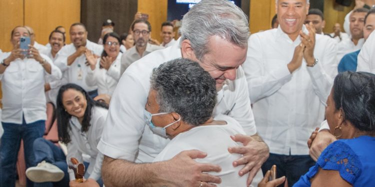 Abinader inaugurará 8 obras, entregará 800 títulos de propiedad y nuevos apartamentos este fin de semana