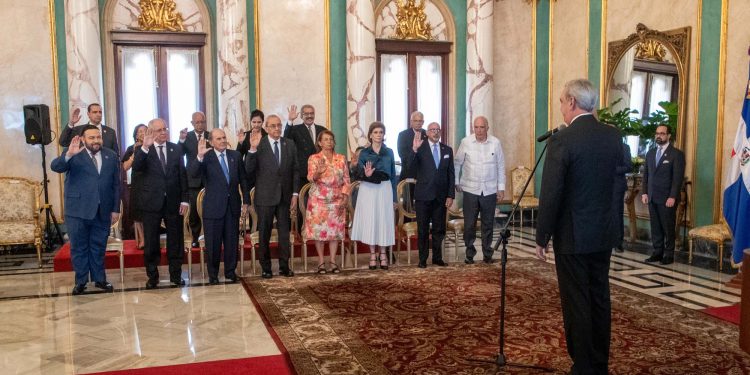 Abinader juramenta nuevos miembros de la Orden del Mérito Duarte, Sánchez y Mella, y Orden Heráldica de Cristóbal Colón